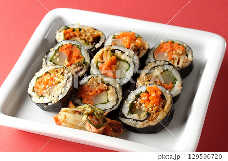 韓国風海苔巻きキンパ 129590720