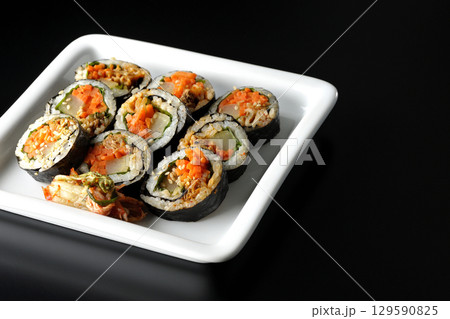韓国風海苔巻きキンパを黒背景で撮影 129590825