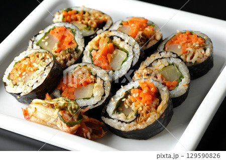 韓国風海苔巻きキンパを黒背景で撮影 韓国風海苔巻きキンパを黒背景で撮影 129590826