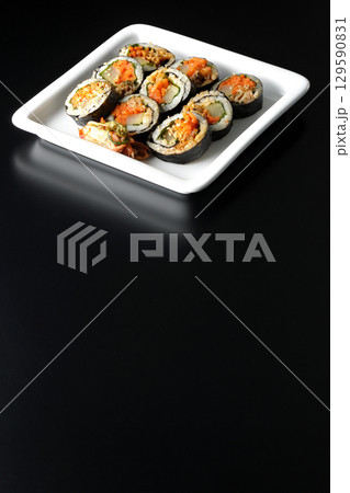 韓国風海苔巻きキンパを黒背景で撮影 129590831