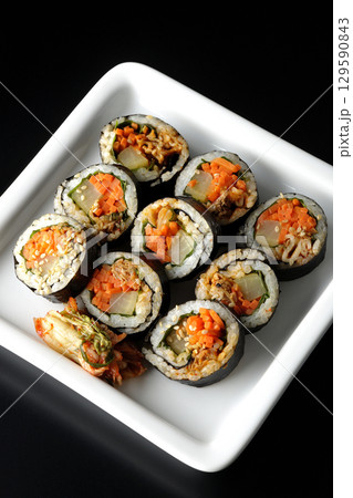 韓国風海苔巻きキンパを黒背景で撮影 韓国風海苔巻きキンパを黒背景で撮影 129590843