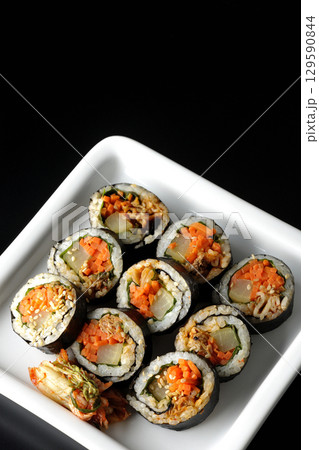 韓国風海苔巻きキンパを黒背景で撮影 韓国風海苔巻きキンパを黒背景で撮影 129590844