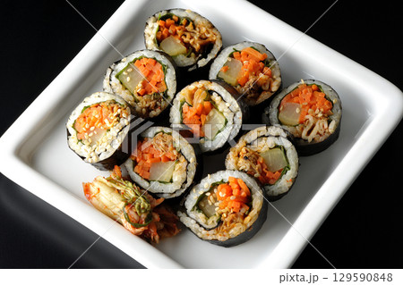 韓国風海苔巻きキンパを黒背景で撮影 韓国風海苔巻きキンパを黒背景で撮影 129590848