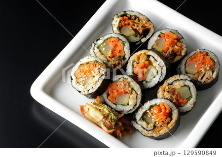 韓国風海苔巻きキンパを黒背景で撮影 韓国風海苔巻きキンパを黒背景で撮影 129590849