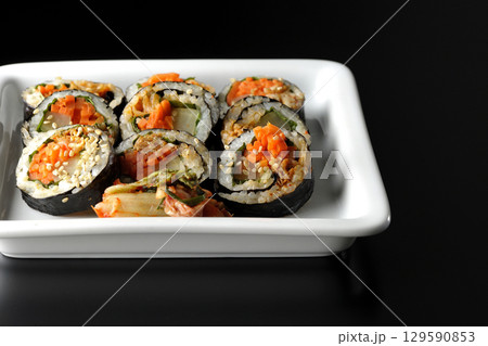 韓国風海苔巻きキンパを黒背景で撮影 韓国風海苔巻きキンパを黒背景で撮影 129590853
