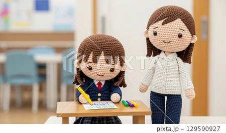 放課後デイサービスで先生と一緒に居る高校生 129590927