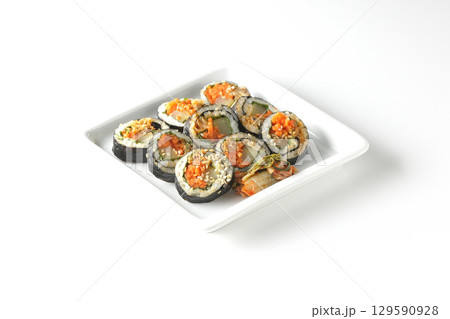 韓国風海苔巻きキンパを白背景で撮影 129590928