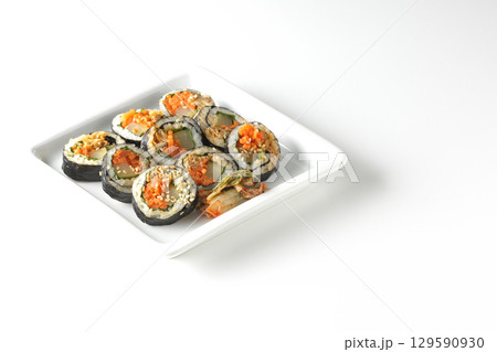 韓国風海苔巻きキンパを白背景で撮影 韓国風海苔巻きキンパを白背景で撮影 129590930