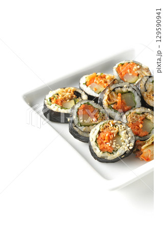 韓国風海苔巻きキンパを白背景で撮影 129590941