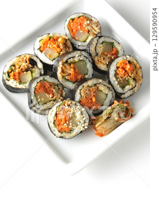 韓国風海苔巻きキンパを白背景で撮影 129590954
