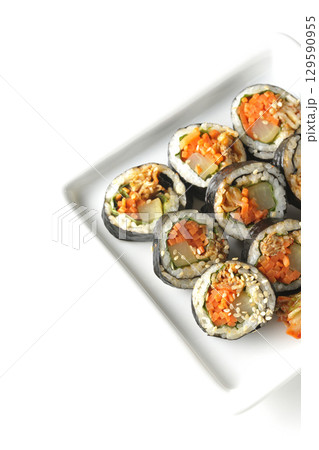 韓国風海苔巻きキンパを白背景で撮影 韓国風海苔巻きキンパを白背景で撮影 129590955