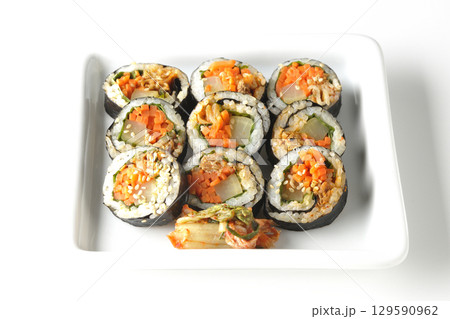 韓国風海苔巻きキンパを白背景で撮影 129590962