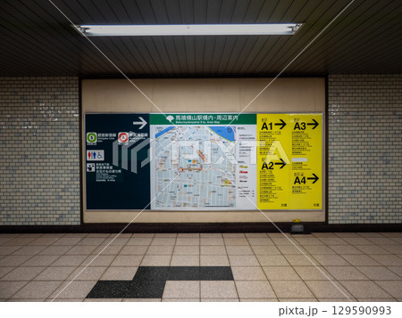 鉄道地下駅の連絡通路に掲示された出口案内・乗り換え案内・周辺案内図 129590993