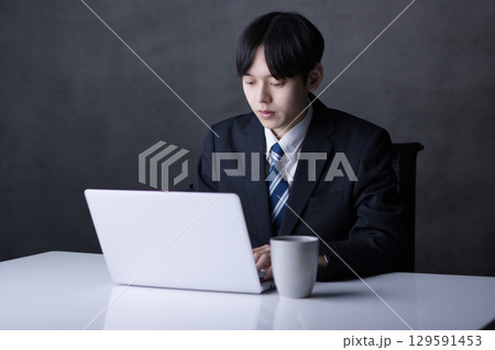 パソコン作業をする若いビジネスマン 129591453