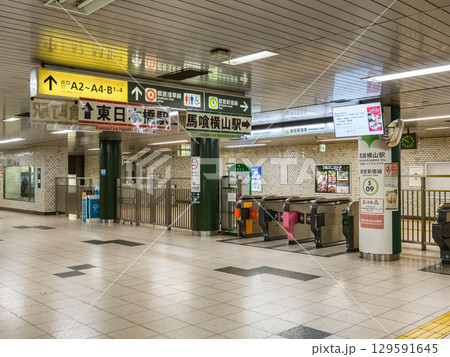 都営新宿線「馬喰横山駅」の改札口と案内表示 都営新宿線「馬喰横山駅」の改札口と案内表示 129591645