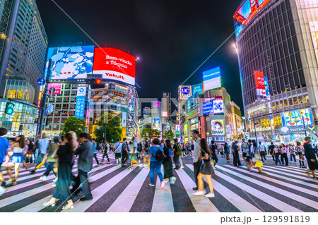 日本の東京都市景観8月外国人観光客らで賑わう夜の渋谷スクランブル交差点＝13日、21時37分 129591819