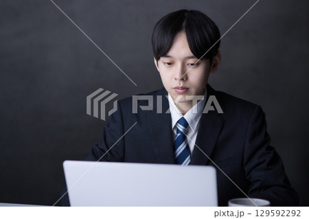 パソコン作業をする若いビジネスマン パソコン作業をする若いビジネスマン 129592292