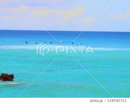 透き通る海で波を待つ 129592311