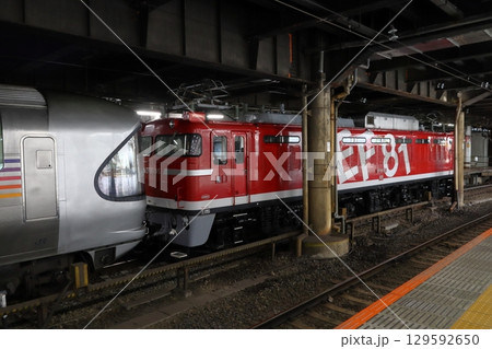 上野駅に停車中の団体列車：寝台特急カシオペア（EF81形95号機牽引） 129592650