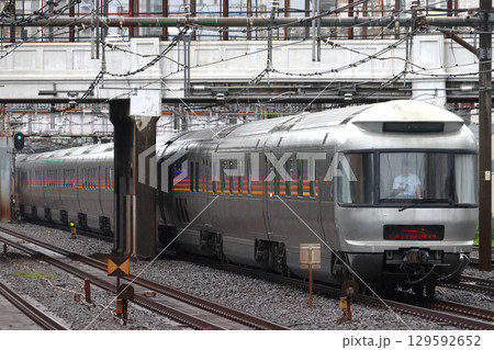 推進運転：上野駅地平ホームに向かう寝台特急カシオペア（回送列車） 129592652