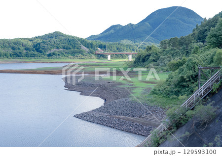 水不足で水位が下がった南川ダム2025 129593100