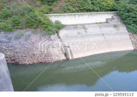 水不足で水位が下がった南川ダム2025 129593113