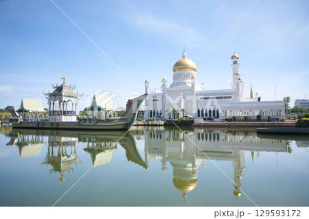 スルターン・オマール・アリ・サイフディーン・モスク 129593172