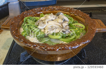 旨みあふれる牡蠣の土手鍋 旨みあふれる牡蠣の土手鍋 129593460