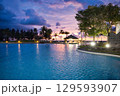 高級ホテルのサンセットプール 129593907