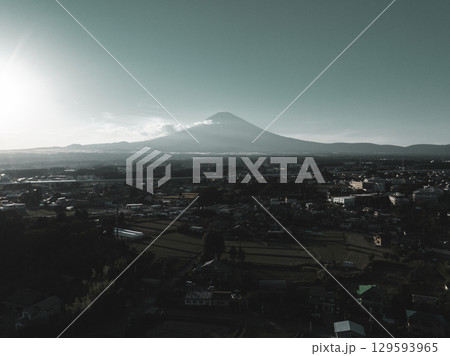 シネマティックな富士山と静岡県御殿場市の住宅街・田園の空撮風景 シネマティックな富士山と静岡県御殿場市の住宅街・田園の空撮風景 129593965
