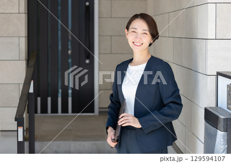 スーツを着た若い女性 スーツを着た若い女性 129594107
