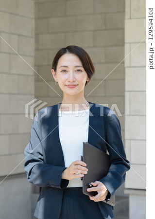 スーツを着た若い女性 スーツを着た若い女性 129594108