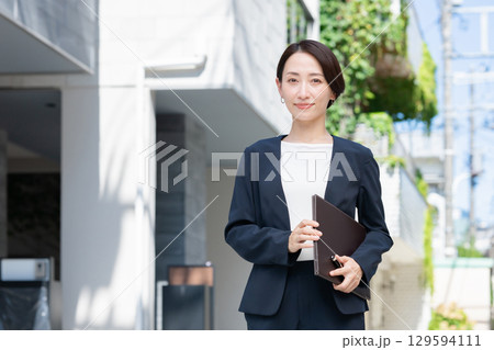スーツを着た若い女性 129594111