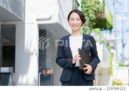 スーツを着た若い女性 スーツを着た若い女性 129594112