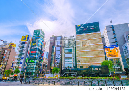 日本の東京都市景観8月8日。夏空が広がる新橋・新橋SL広場前のSLや飲み屋街などを望む 129594181