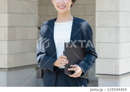 スーツ姿の女性　不動産　仲介業者 129594404