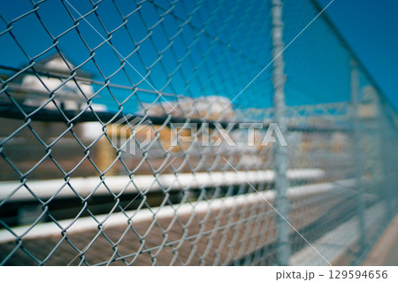 フェンスの向こう 129594656