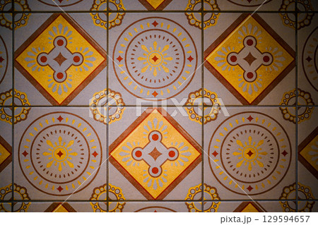 特徴的なタイルのデザイン 129594657
