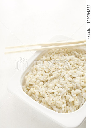 レトルトの麦飯 129594871