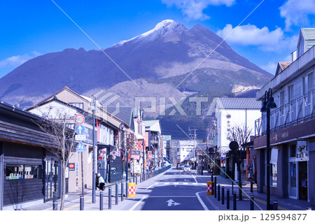 由布岳を望む温泉街の街並み ― 日本旅行や観光パンフレットに最適な風景写真 由布岳を望む温泉街の街並み ― 日本旅行や観光パンフレットに最適な風景写真 129594877