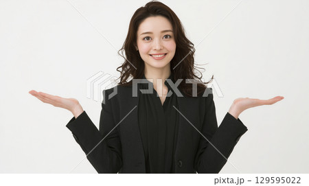女性が両手で提案するビジネス風ポートレート 女性が両手で提案するビジネス風ポートレート 129595022