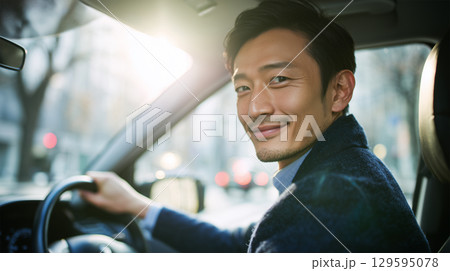 男性がスーツでSUVを運転し振り返る 129595078