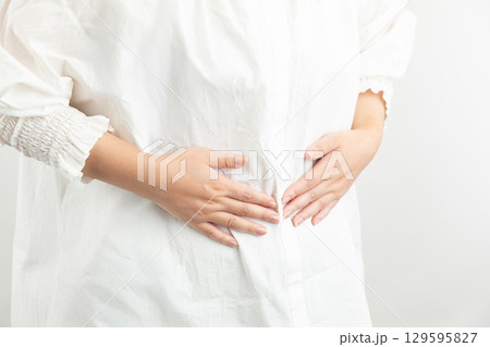 腹部の痛みを感じる女性01 129595827