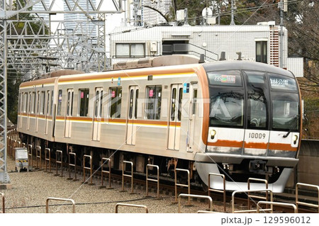 森林公園へ向けて東急東横線をゆくFライナー運用の東京メトロ10000系 森林公園へ向けて東急東横線をゆくFライナー運用の東京メトロ10000系 129596012