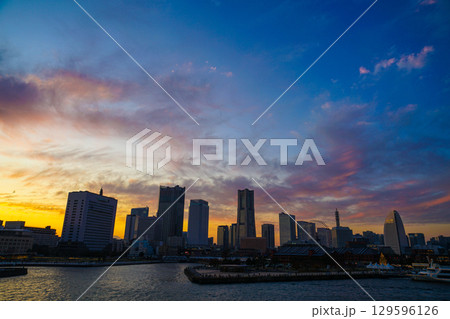 横浜みなとみらい大さん橋の夕暮れとシルエット 129596126