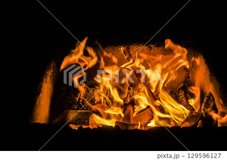 真っ赤に燃える炎のイメージ 129596127