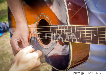 ギターを弾く人イメージ 129596129