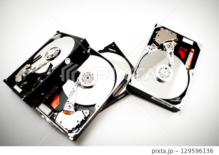 分解されたハードディスクドライブのイメージ 分解されたハードディスクドライブのイメージ 129596136