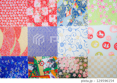 散りばめられた和紙の折り紙 129596154