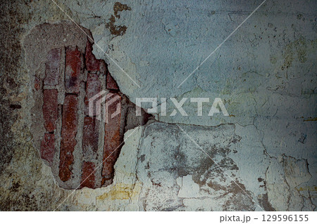 光に照らされたひび割れた壁 129596155
